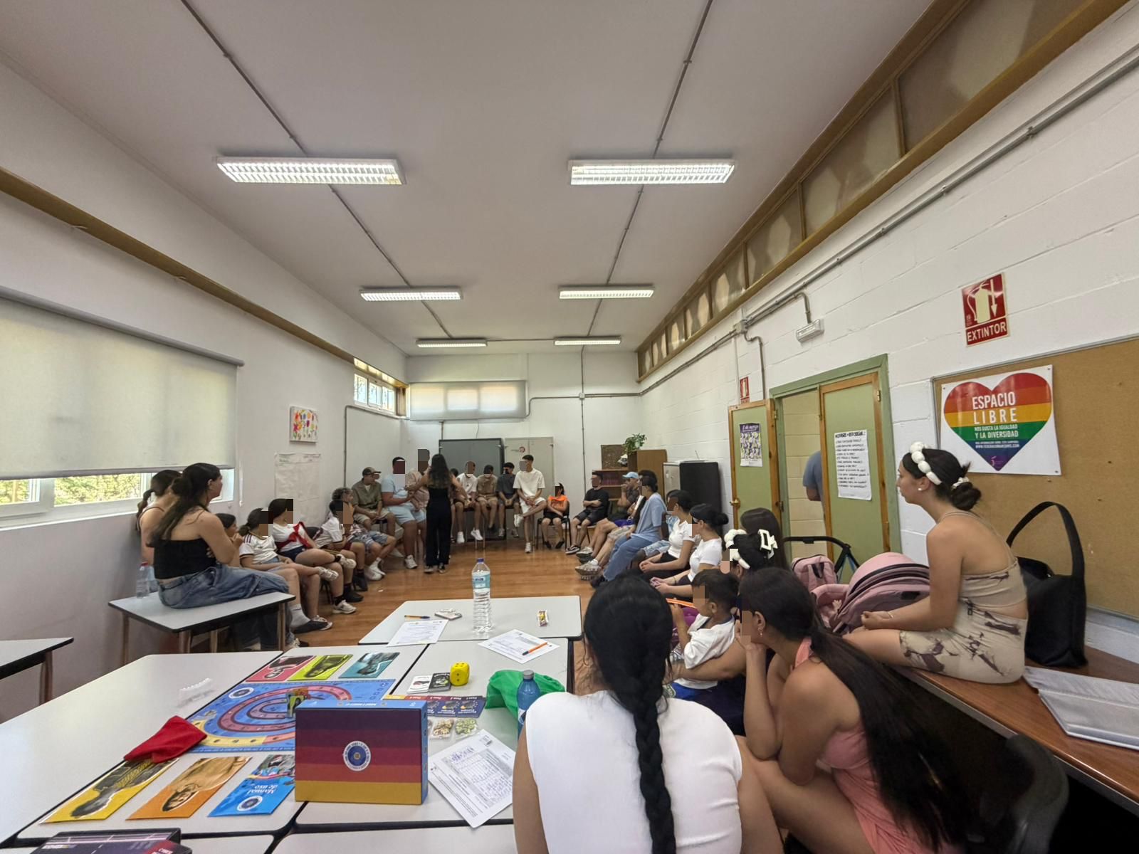 Reunión de jóvenes en talleres formativos